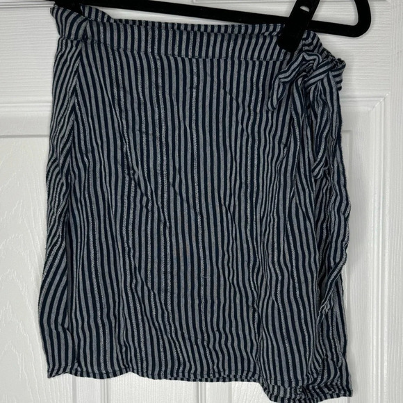 AMERICAN EAGLE Blue And Gray Striped Wrap Mini Skirt Size Small - Picture 2 of 10